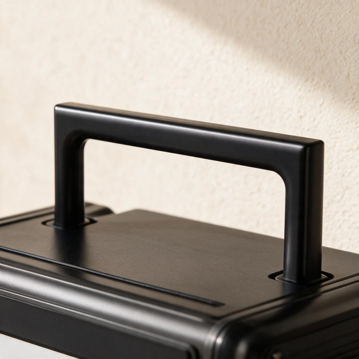 FlashFish T2000 portable power station — close detail of the original rectangular carry handle.